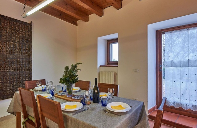 Beautiful apartment in villa for 8 people with WIFI, TV, patio and parking