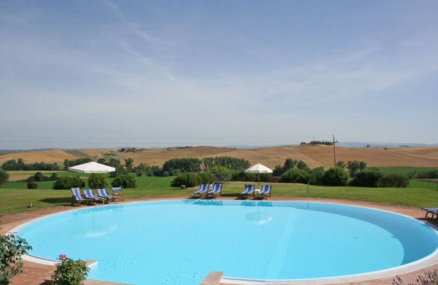 Beautiful apartment for 2 guests with WIFI, pool, panoramic view and parking, close to Siena