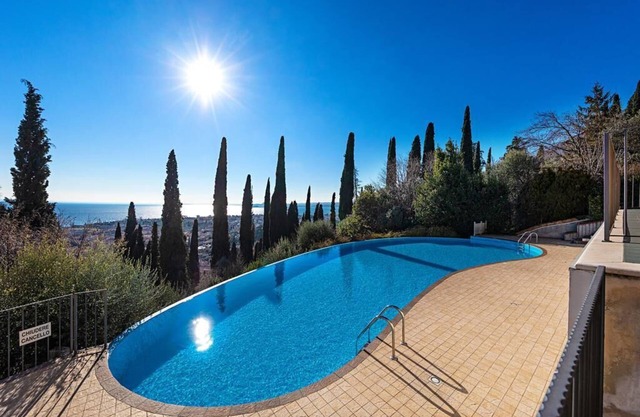 Beautiful apartment with loggia, fantastic view of Lake Garda, infinity pool, garden