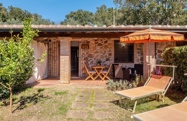 Beautiful apartment in villa for 4 guests with A/C, WIFI, TV, terrace, pets allowed and parking