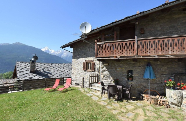 Beautiful apartment for 5 guests with TV, pets allowed and parking, close to Aosta