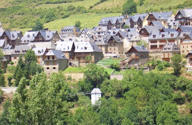 BEAUTIFUL APART. GARDEN IN VILAC 10 KM BAQUEIRA 3A, WIFI SPECTACULAR VIEWS