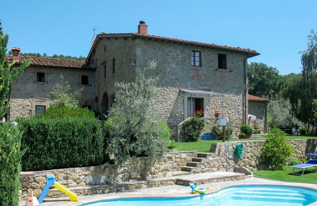 Beautiful apartment in villa for 4 guests with pool, WIFI and parking