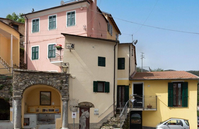 Beautiful apartment in villa for 8 people with WIFI, TV, patio, pets allowed and parking