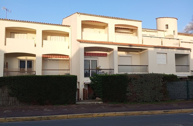 Beautiful apartment in residence with swimming pool and tennis court close to sea and forest