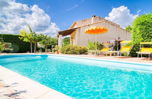 Beautiful apartment for 8 people with WIFI, private pool, TV, terrace and parking