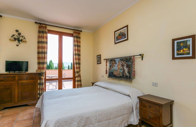 Beautiful apartment for 2 guests with A/C, WIFI, pool, TV, pets allowed and parking