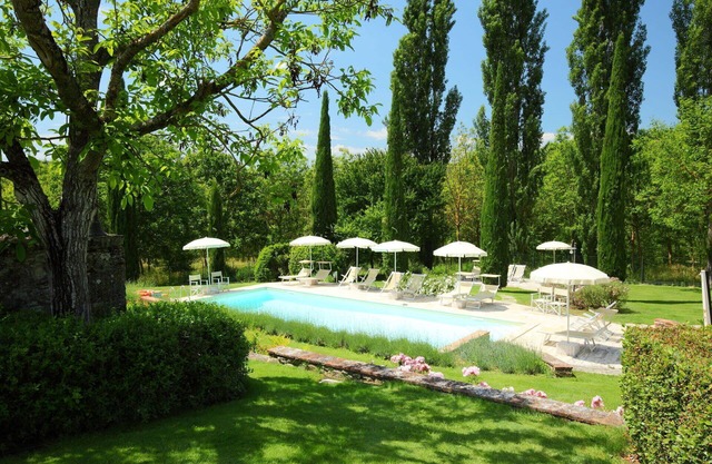 Beautiful apartment in villa for 4 guests with pool, WIFI, TV, patio and parking