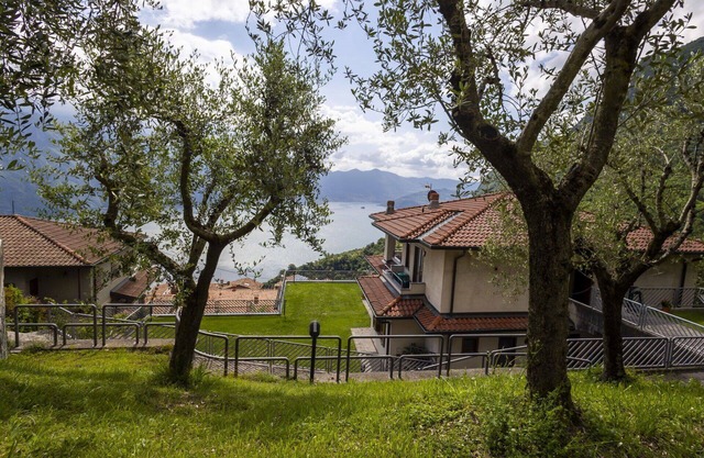 Beautiful apartment for 5 guests with WIFI, hot tub, TV, patio, pets allowed and parking