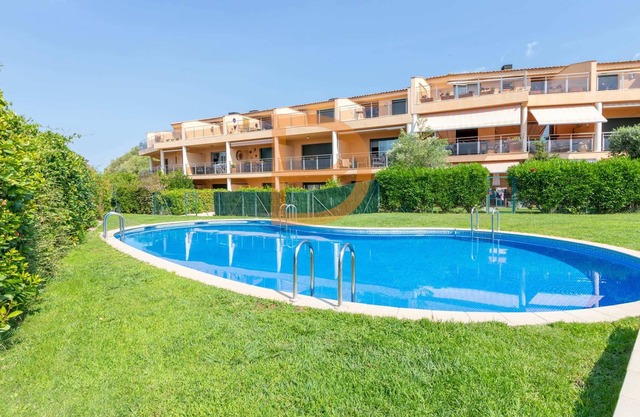 Beautiful Apartment for 6 People with a Pool