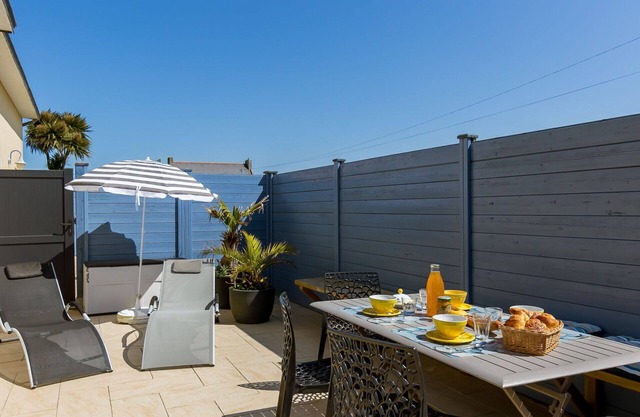 Beautiful apartment in villa for 5 guests with TV, terrace and parking