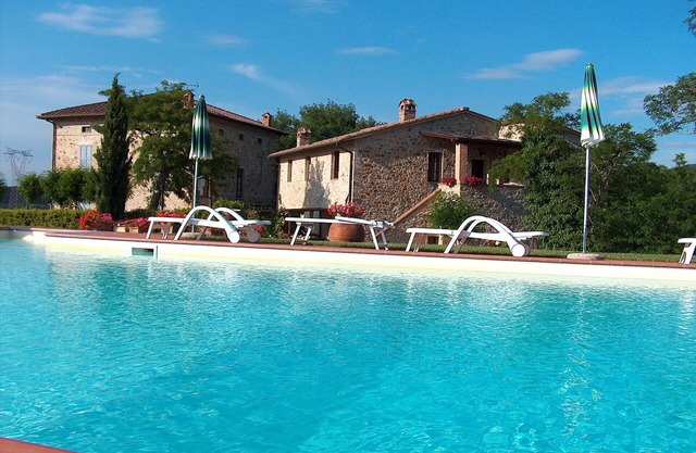 Beautiful apartment in villa for 2 guests with pool, WIFI, TV, patio, panoramic view and parking