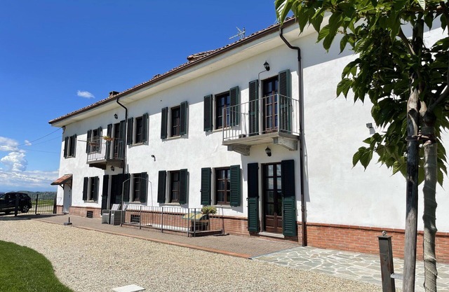 Beautiful apartment for 4 people with WIFI, TV, terrace, panoramic view and parking, close to Asti