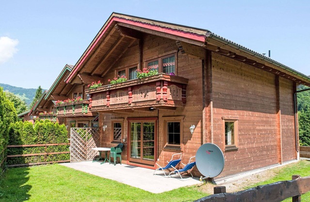 Beautiful apartment in villa for 6 guests with WIFI, TV, terrace, pets allowed and parking