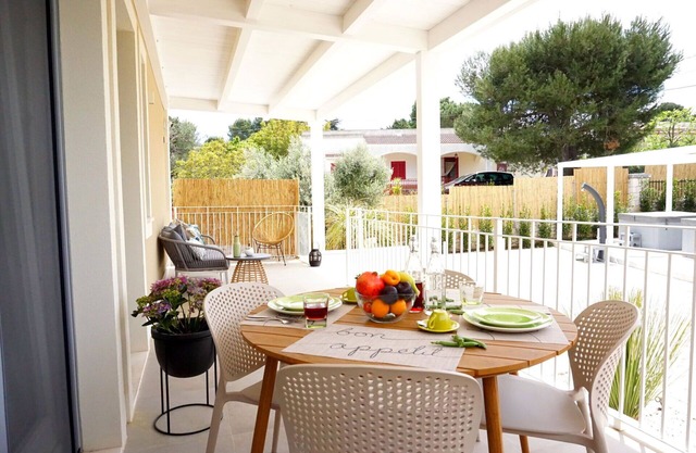 Beautiful apartment in villa with WIFI, hot tub, A/C, TV, veranda and parking, close to Alberobe.