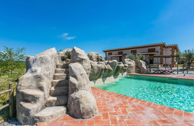 Beautiful apartment for 4 guests with A/C, WIFI, pool, patio, pets allowed and parking