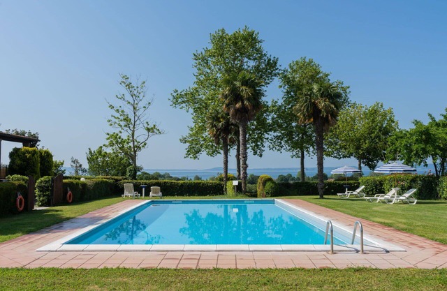 Beautiful apartment in villa for 6 guests with WIFI, pool, TV, terrace, pets allowed and parking