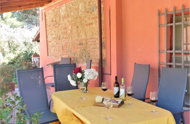 Beautiful apartment in farmhouse with pool, restaurant and wine