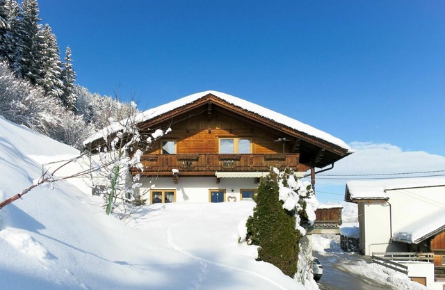 Beautiful apartment for 8 guests with WIFI, TV, balcony and parking