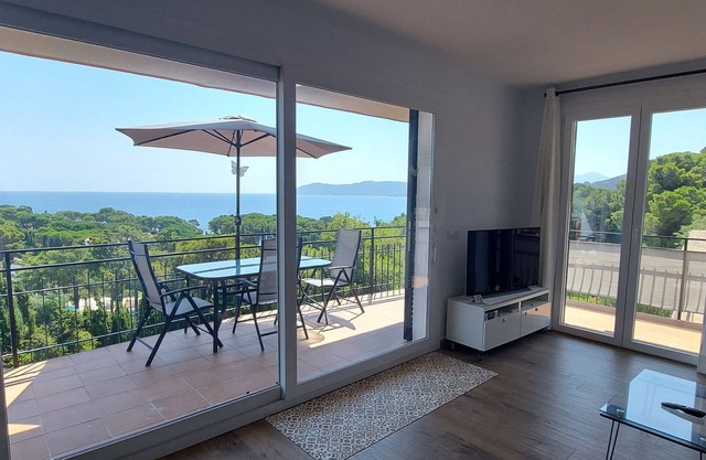 Beautiful apartment close to the beach with sea view