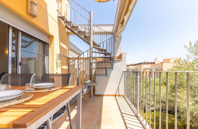 Beautiful apartment for 6 guests with A/C, WIFI, pool, TV, patio and parking