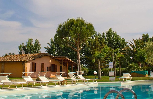 Beautiful apartment for 4 guests with WIFI, pool, A/C, TV, patio, pets allowed and parking