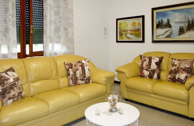 Beautiful apartment for 6 guests with WIFI, TV, patio, pets allowed and parking