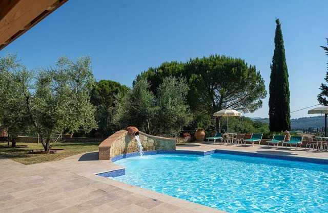 Beautiful apartment for 7 guests with pool, A/C, WIFI, TV, pets allowed, panoramic view and park.