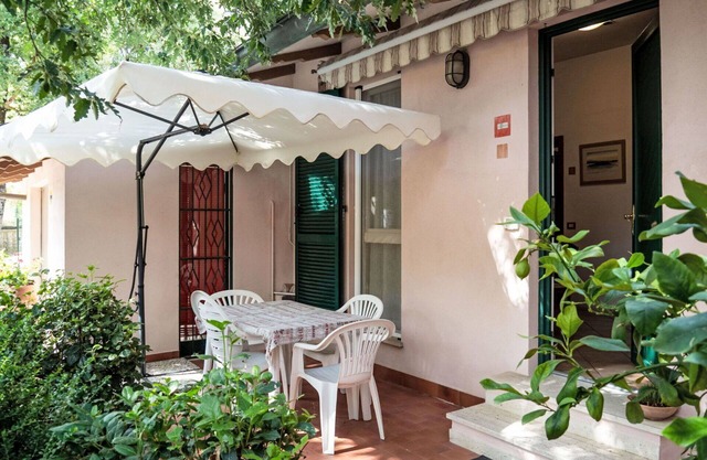Beautiful apartment for 4 guests with pool, WIFI, A/C, TV, patio, pets allowed and parking