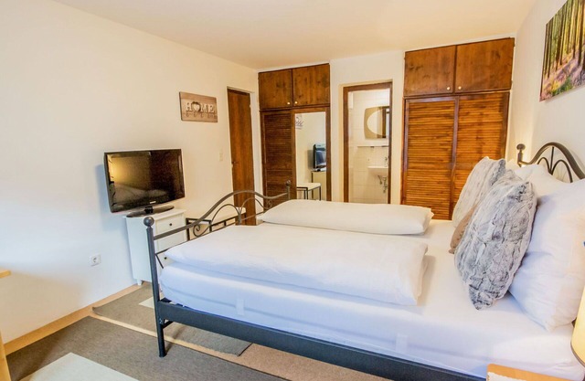 Beautiful apartment for 2 guests with WIFI, TV, pets allowed and parking