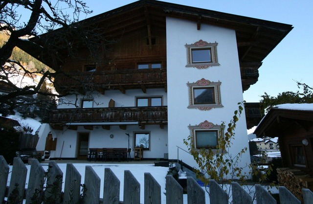 Beautiful apartment for 7 guests with WIFI, TV, balcony and parking