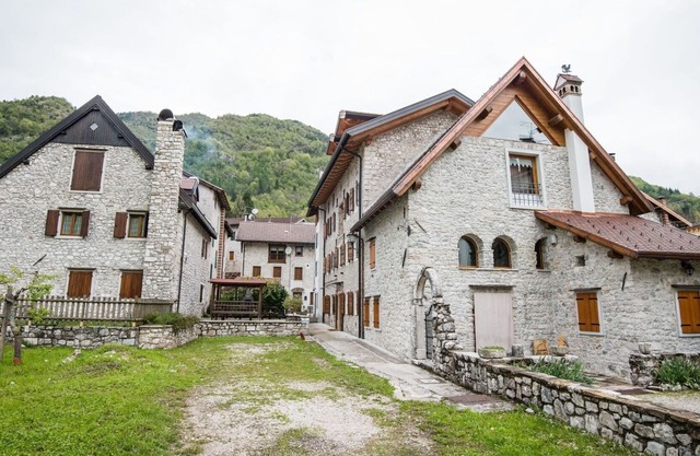 Beautiful apartment for 5 people with WIFI, TV, patio, pets allowed and parking