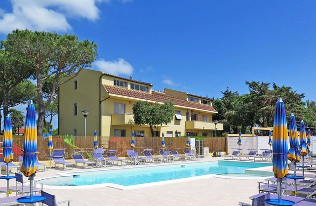 Beautiful apartment for 6 people with WIFI, A/C, pool, TV, patio, pets allowed and parking