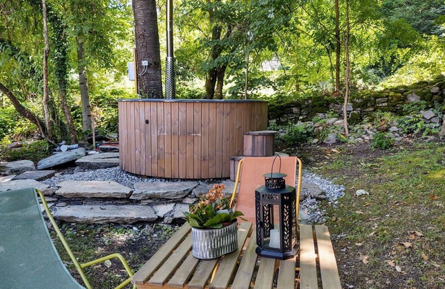 Beautiful apartment for 5 people with WIFI, hot tub, patio, pets allowed and parking