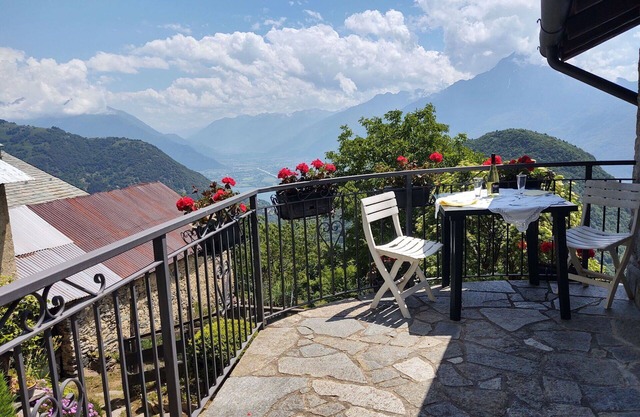 Beautiful apartment for 7 guests with WIFI, TV, patio, pets allowed and parking