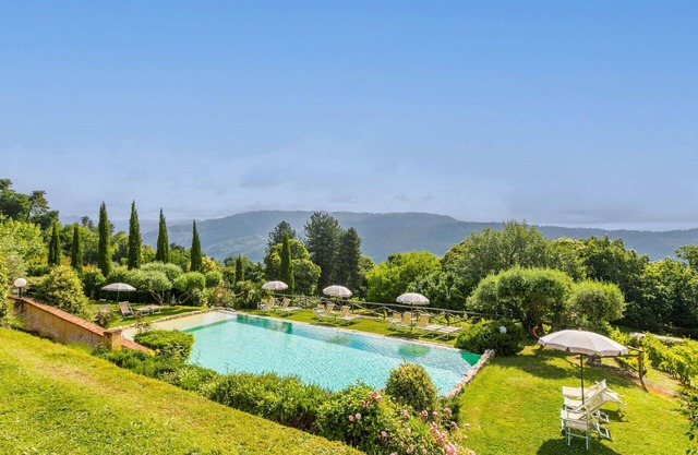 Beautiful apartment for 5 people with WIFI, pool, TV, patio and parking