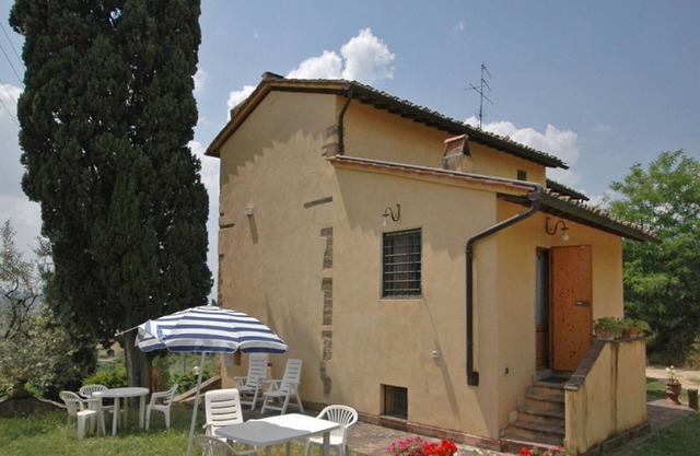 Beautiful apartment for 4 people with pool, WIFI, TV and parking, close to Florence