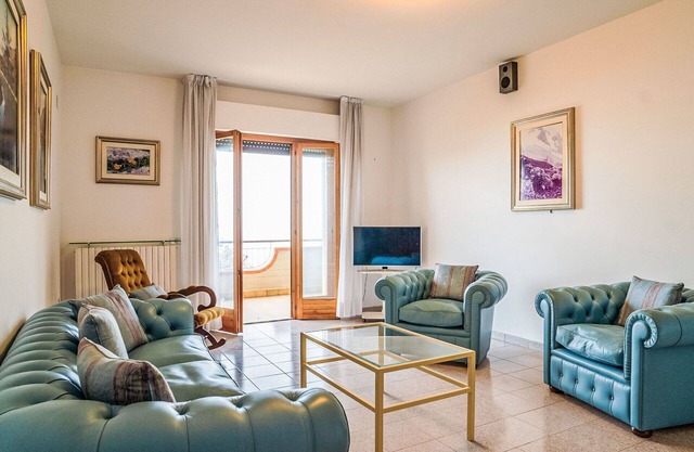 Beautiful apartment for 8 guests with WIFI, patio, pets allowed and parking