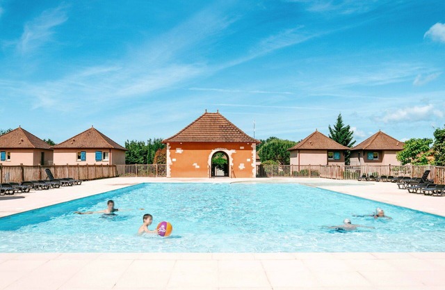 Beautiful apartment for 3 guests with WIFI, pool, TV, terrace, pets allowed and parking