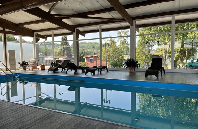 Beautiful apartment in villa for 5 guests with WIFI, pool, TV, terrace, pets allowed and parking
