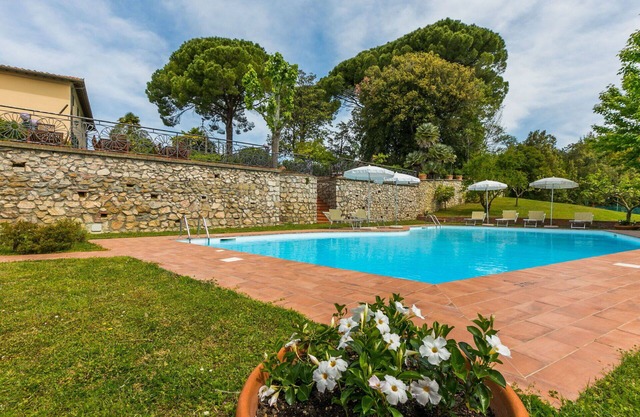 Beautiful apartment in villa for 8 guests with private pool, WIFI, terrace, pets allowed and par.