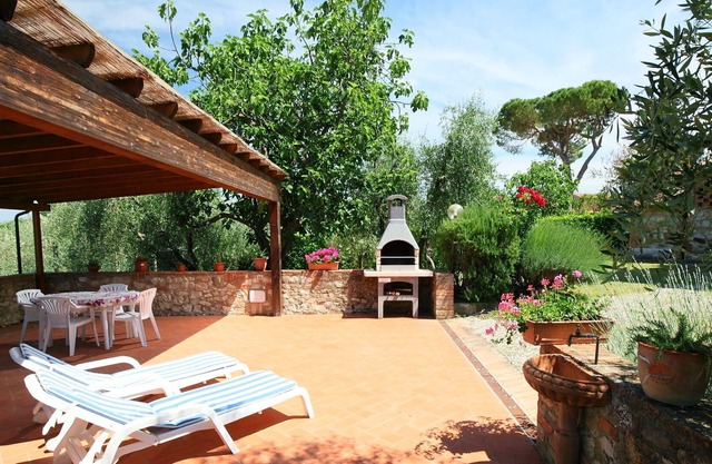 Beautiful apartment in villa for 3 guests with WIFI, A/C, TV, patio, pets allowed and parking