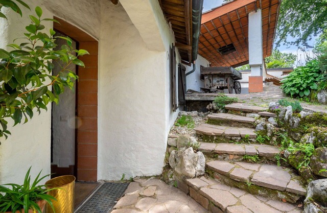 Beautiful apartment in villa for 6 people with TV, terrace, pets allowed and parking