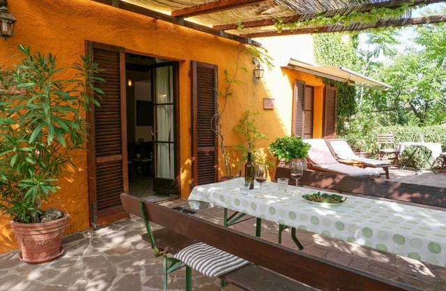 Beautiful apartment in villa for 7 guests with pool, patio, pets allowed and parking