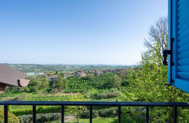 Beautiful apartment in villa for 11 people with WIFI, pool, TV, patio, pets allowed and parking