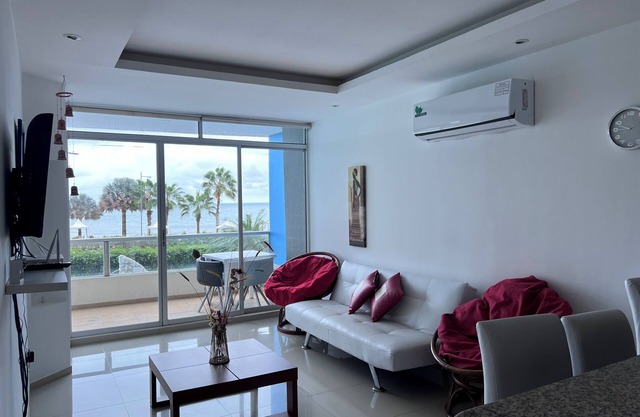 Beautiful apartment in front of the sea