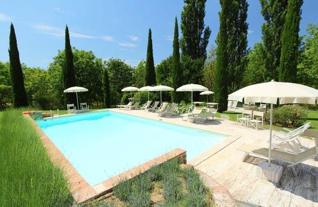 Beautiful apartment in villa for 5 people with pool, WIFI, TV, patio and parking
