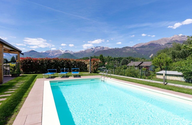 Beautiful apartment in villa for 6 guests with WIFI, pool, TV, terrace and parking