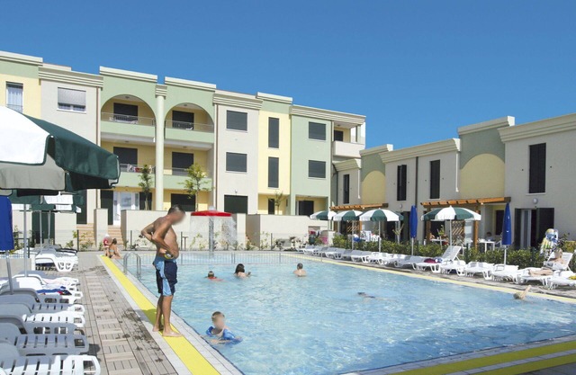 Beautiful apartment in villa for 6 people with pool, WIFI, A/C, TV, terrace and parking
