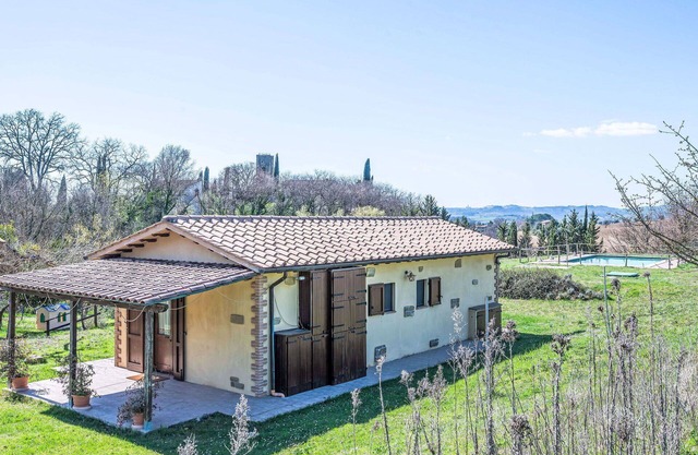 Beautiful apartment in villa for 4 guests with A/C, pool, WIFI, TV, patio, pets allowed and park.
